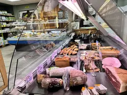 694-biocoop-aquarius-pringy-magasin-alimentation-bio-charcuterie-service-coupe.webp